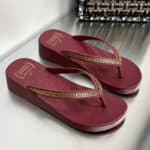 Non-slip and height-enhancing daily sandals