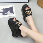 Wedge heel slippers for women to wear - Image 2